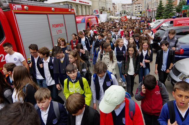 Peste o mie de tineri au ieşit ieri pe străzile Sucevei pentru a protesta împotriva violenţei, drogurilor, tutunului