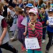 Peste o mie de tineri au ieşit ieri pe străzile Sucevei pentru a protesta împotriva violenţei, drogurilor şi tutunului