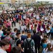 Peste o mie de tineri au ieşit ieri pe străzile Sucevei pentru a protesta împotriva violenţei, drogurilor şi tutunului