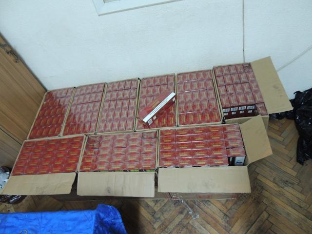 Poliţiştii au găsit nouă colete, în care se aflau 4.460 de pachete de ţigări