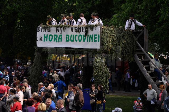Hora Bucovinei de anul acesta a atras un număr record de vizitatori