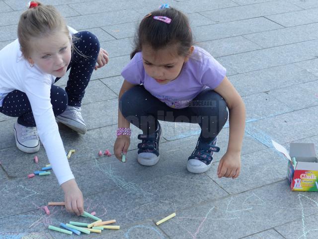 Ateliere de jocuri, desene ale copilăriei şi aproape 2.000 de lampioane cercetăşeşti, la Festivalul Luminii organizat la Suceava