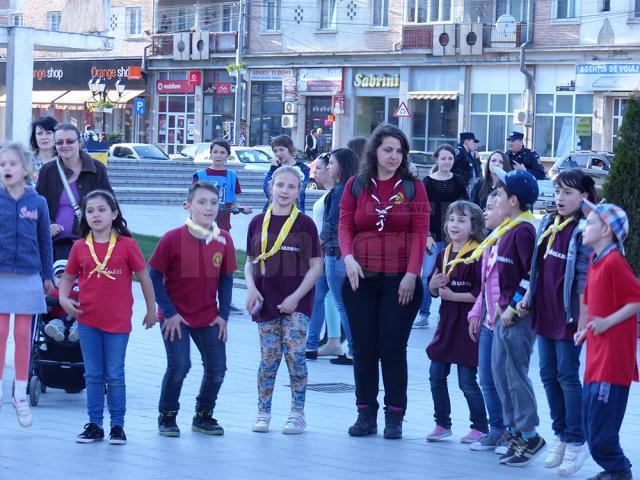 Ateliere de jocuri, desene ale copilăriei şi aproape 2.000 de lampioane cercetăşeşti, la Festivalul Luminii organizat la Suceava