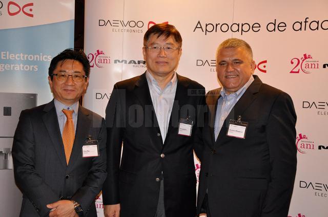 Directorul reprezentanţei din România a Dongbu Daewoo, Chan Ryu (stânga), preşedintele Dongbu Daewoo de la Seul, Shin Jung Soo, şi proprietarul Marelvi, Dumitru Mihalescul (dreapta)
