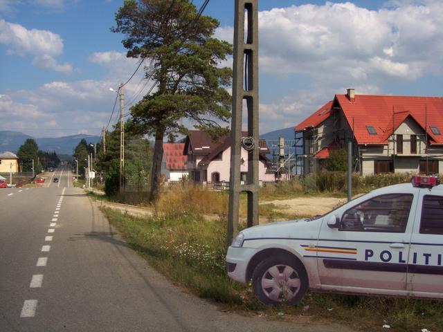 Poliţia a solicitat o expertiză privind calitatea asfaltului de pe DN 17, în zona de munte