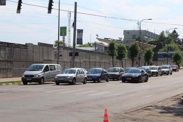 Marcajele rutiere de pe principala arteră de circulaţie a Sucevei vor fi refăcute pe cheltuiala constructorului