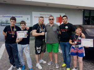 Medaliații clubului CS Juniorul din Rădăuți, alături de intructorul Paul Ghețău și sponsorul lotului