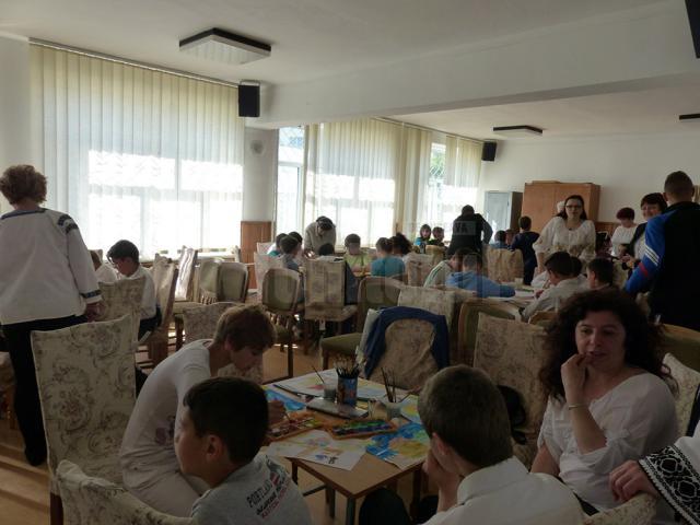 Ateliere de lucru, expoziţii şi spectacol folcloric la Centrul Şcolar de Educaţie Incluzivă Suceava
