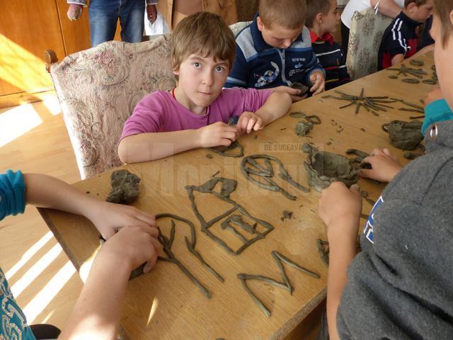 Ateliere de lucru, expoziţii şi spectacol folcloric la Centrul Şcolar de Educaţie Incluzivă Suceava