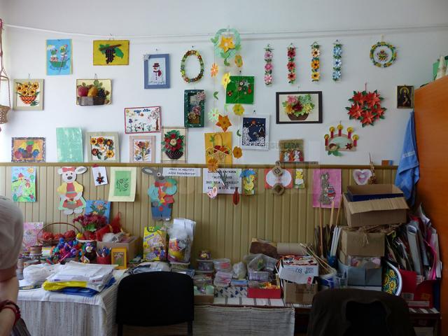 Ateliere de lucru, expoziţii şi spectacol folcloric la Centrul Şcolar de Educaţie Incluzivă Suceava