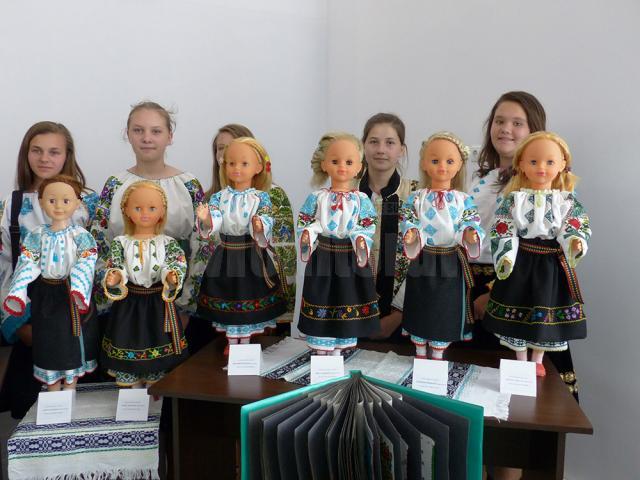 Costume populare în miniatură, realizate de elevi cu „mâini de aur”