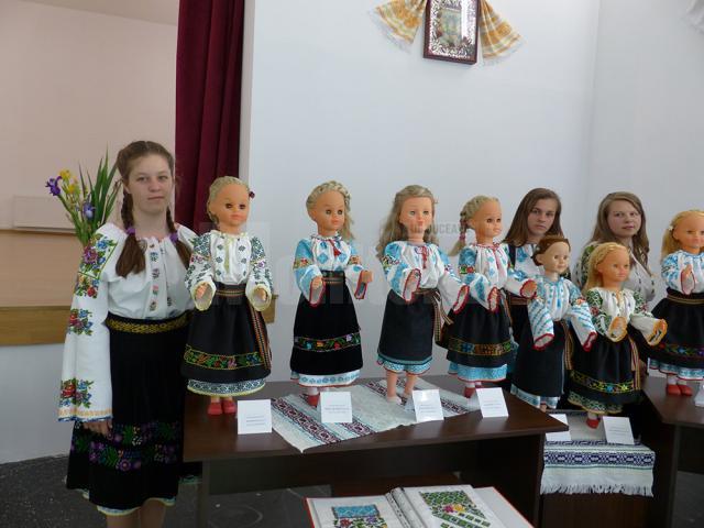 Costume populare în miniatură, realizate de elevi cu „mâini de aur”