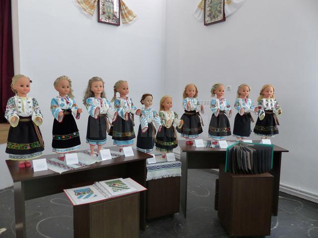 Costume populare în miniatură, realizate de elevi cu „mâini de aur”