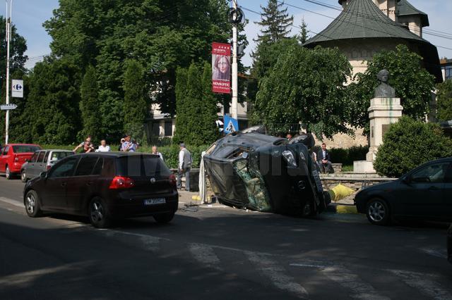 S-a răsturnat cu un Mercedes ML în sensul giratoriu de la fostul Cinema Modern