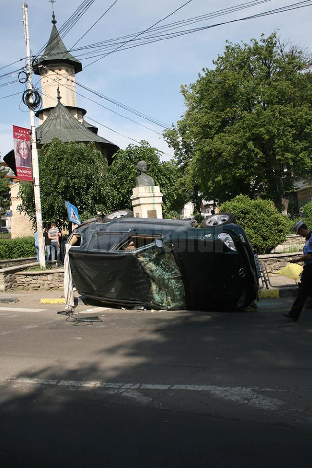 S-a răsturnat cu un Mercedes ML în sensul giratoriu de la fostul Cinema Modern