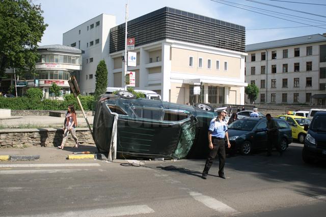 S-a răsturnat cu un Mercedes ML în sensul giratoriu de la fostul Cinema Modern