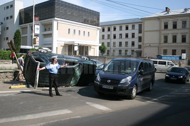 S-a răsturnat cu un Mercedes ML în sensul giratoriu de la fostul Cinema Modern