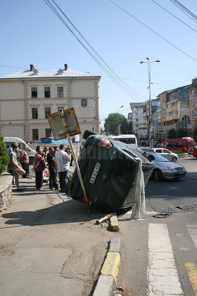 S-a răsturnat cu un Mercedes ML în sensul giratoriu de la fostul Cinema Modern