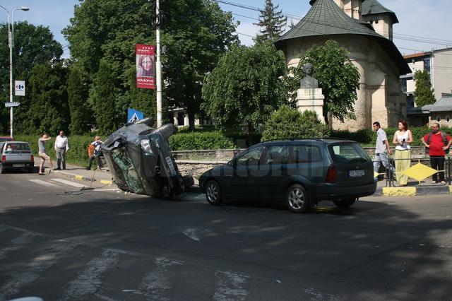 S-a răsturnat cu un Mercedes ML în sensul giratoriu de la fostul Cinema Modern