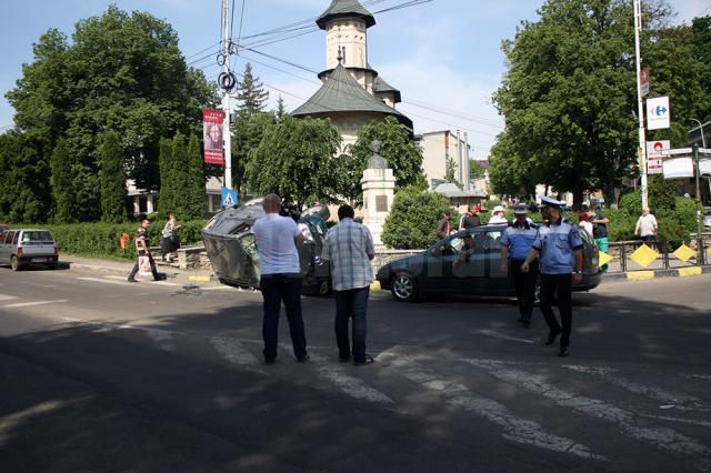 S-a răsturnat cu un Mercedes ML în sensul giratoriu de la fostul Cinema Modern