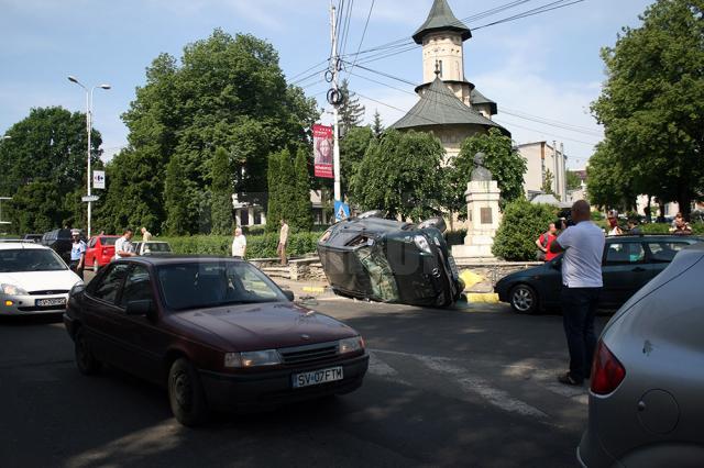 S-a răsturnat cu un Mercedes ML în sensul giratoriu de la fostul Cinema Modern