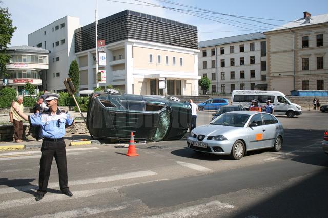 S-a răsturnat cu un Mercedes ML în sensul giratoriu de la fostul Cinema Modern