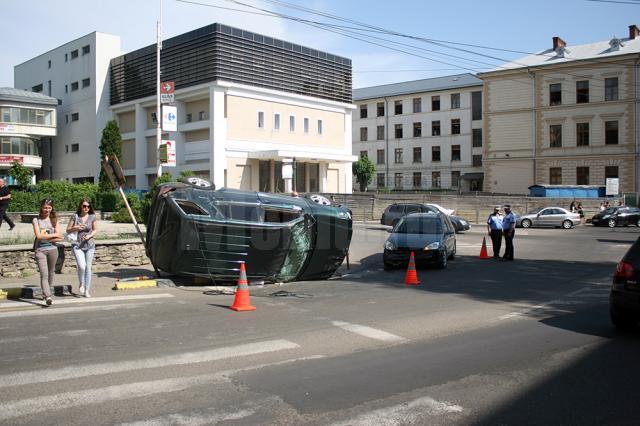 S-a răsturnat cu un Mercedes ML în sensul giratoriu de la fostul Cinema Modern