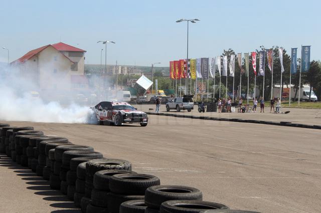 Maşini tunate, fum şi adrenalină în parcarea SCS, care găzduieşte Campionatul Naţional de Drift