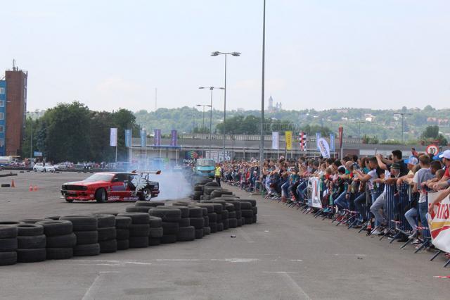 Manevre periculoase, maşini tunate, fum şi adrenalină, în prima etapă a Campionatului Naţional de Drift