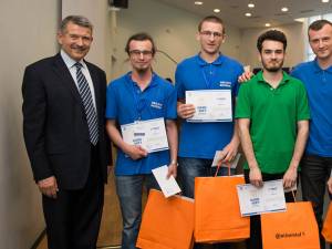 Echipa câştigătoare alături de îndrumătorul Alin Dan Potorac şi Adrian Graur. Foto: Leea Onufrei