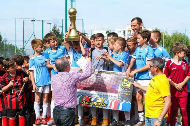 Micii fotbalişti de la Juniorul Suceava primesc trofeul  din mâinile primarului din Cluj, Emil Boc
