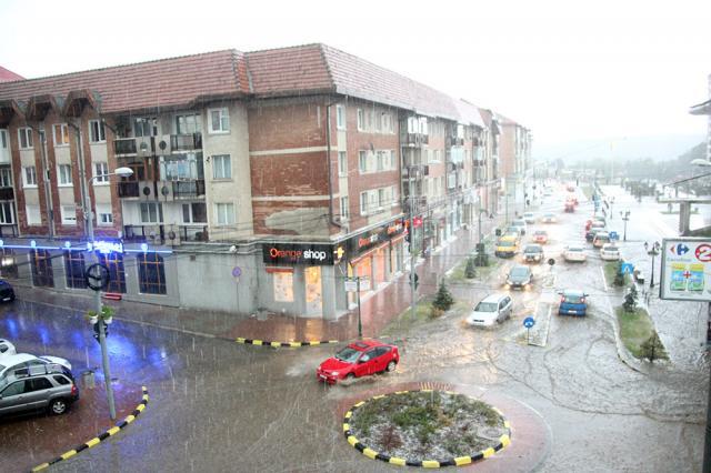 Centrul Sucevei a fost inundat şi de această dată