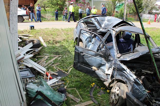 Cele două victime nu au avut nici o şansă de supravieţuire, fiind scoase decedate dintre fiarele contorsionate ale autoturismului