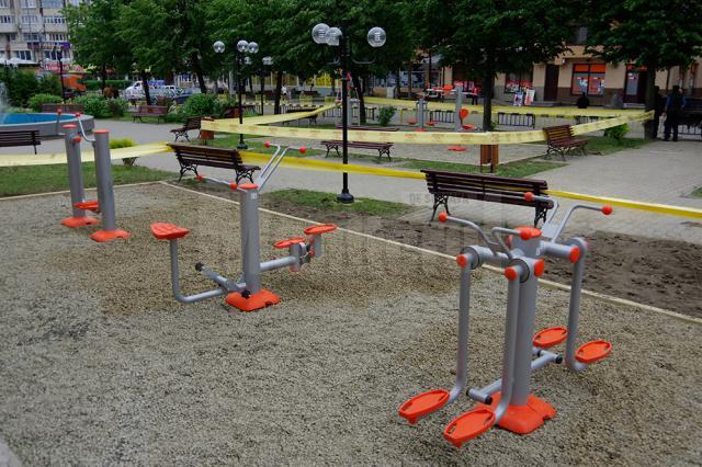 Aparatele de fitness fi montate în două parcuri din oraş - Parcul Copilului din cartierul Burdujeni şi în Parcul Areni, din faţa Universităţii