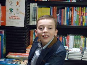 Sebastian Remus Crăciun, un copil în vârstă de 12 ani, care suferă de tetrapareză spastică, îşi lansează a treia carte de poezii, intitulată „Cu cartea pe carte călcând”