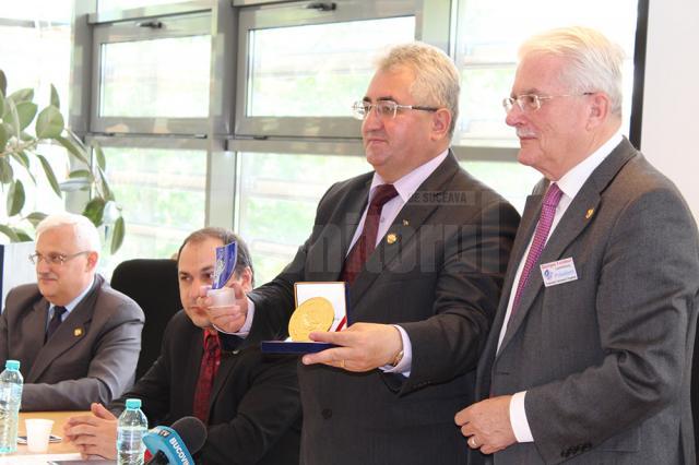 Primarul Ion Lungu a primit din partea preşedintelui UNICA trofeul festivalului, o plachetă şi insigna de membru, fiind numit preşedinte onorific în comitetul de organizare al festivalului mondial