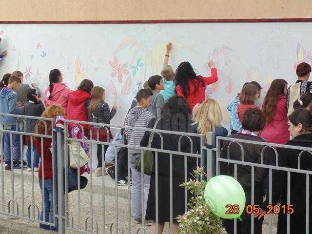 La Centrul Şcolar de Educaţie Incluzivă Suceava s-a inaugurat un spaţiu de joacă