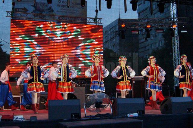 Ansamblul „Cervona Kalena” din Negostina, aplaudat de mii de spectatori din Republica Moldova