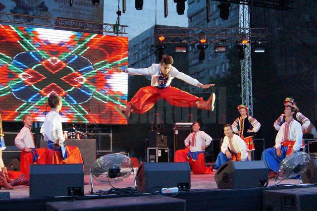 Ansamblul „Cervona Kalena” din Negostina, aplaudat de mii de spectatori din Republica Moldova