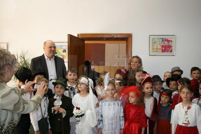 Expoziţie foto “Copilăria de altădată”, la Şcoala Gimnazială “Bogdan Vodă”