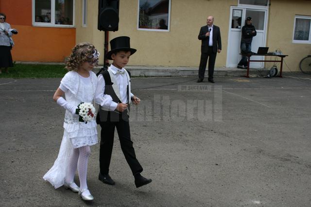 Expoziţie foto “Copilăria de altădată”, la Şcoala Gimnazială “Bogdan Vodă”