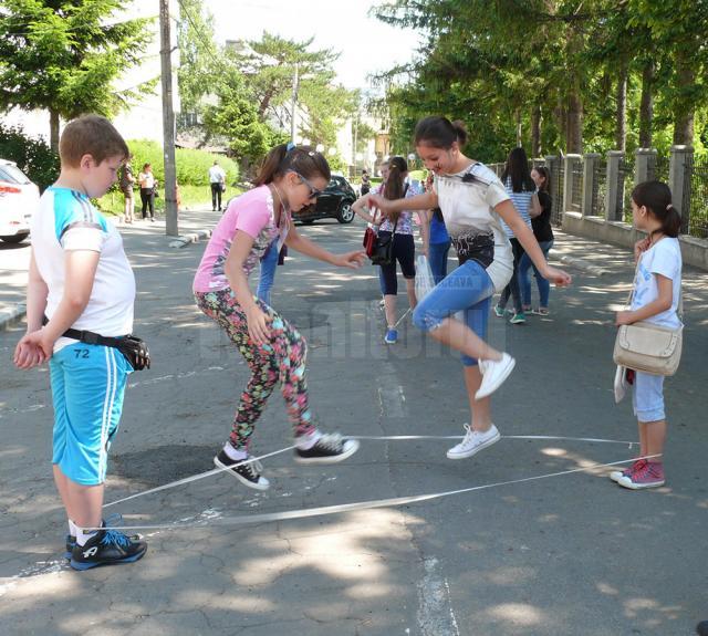 Copii şi profesori plini de fericire, de 1 Iunie, la Fălticeni