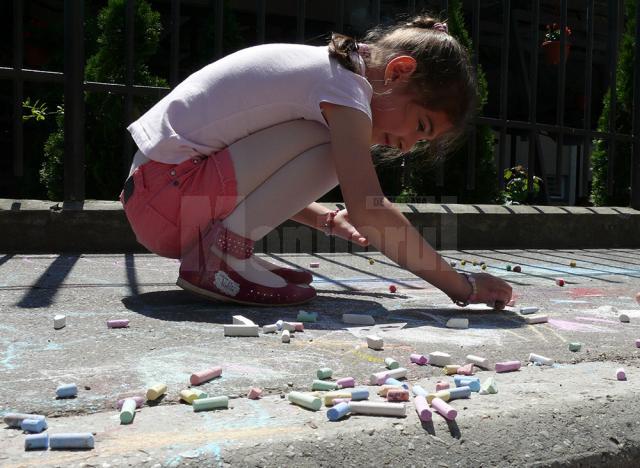 Copii şi profesori plini de fericire, de 1 Iunie, la Fălticeni