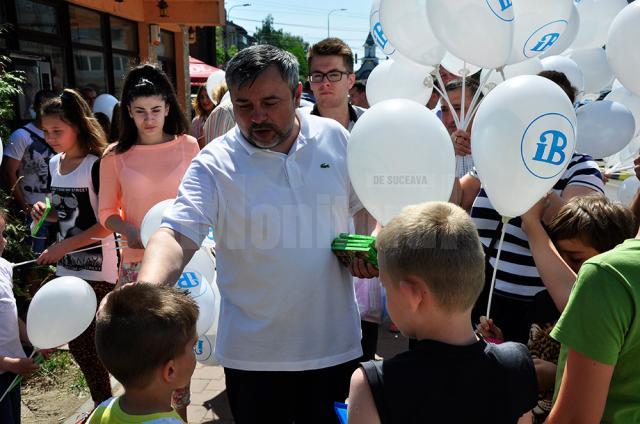 Sute de ciocolate şi baloane le-au fost dăruite ieri, de 1 Iunie, de deputatul PNL Ioan Balan copiilor din municipiul Suceava