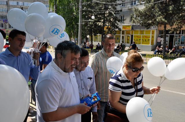 Ciocolate şi baloane, oferite de Ioan Balan copiilor din municipiul Suceava în dar de ziua lor