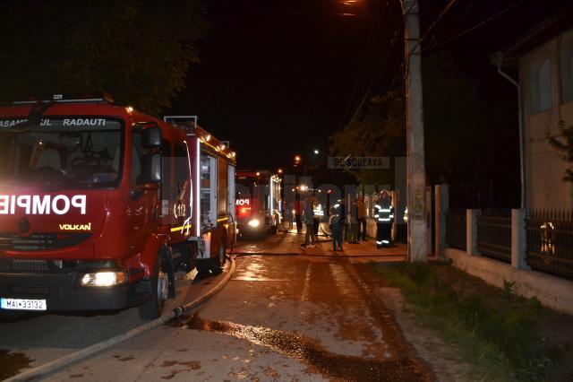 Incendiu de proporţii la două gospodării din Marginea