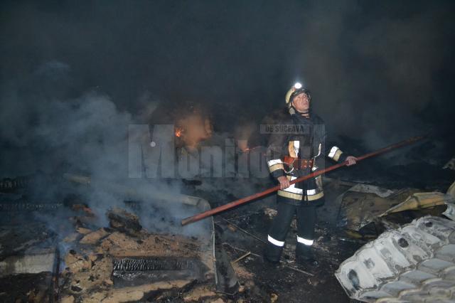 Incendiu de proporţii la două gospodării din Marginea
