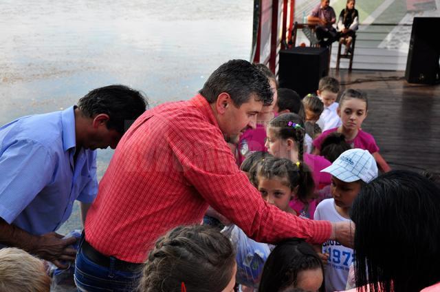 Primarul din Fălticeni a oferit cadouri copiilor prezenţi la spectacol