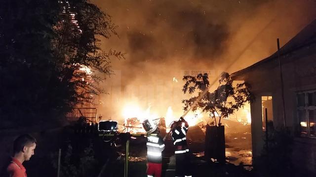 Un incendiu de proporţii, izbucnit în plină noapte, a distrus mare parte din două gospodării din comuna Marginea