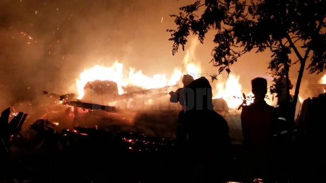 Un incendiu de proporţii, izbucnit în plină noapte, a distrus mare parte din două gospodării din comuna Marginea